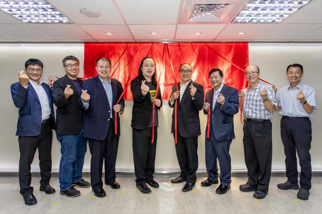 （数位部产业发展署于27日揭牌。图／产业署提供）