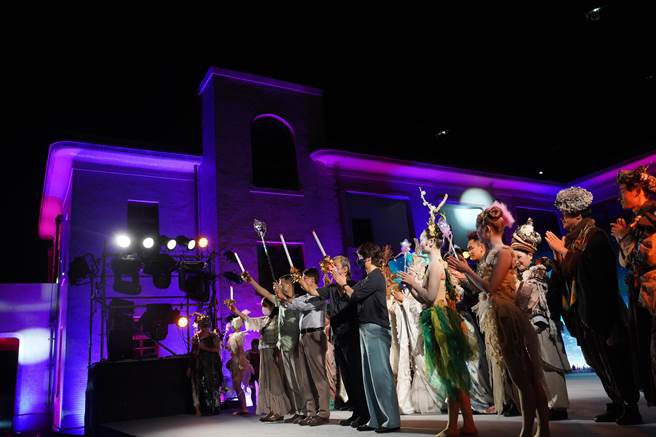 新北市全国古蹟日系列活动即起登场，市定古蹟台北放送局板桥放送所27、28日举行竣工典礼，揭开活动序幕，邀请当代传奇剧场演出《仲夏夜之梦》，新北市副市长陈纯敬、文化局长龚雅雯也为古蹟点灯。（蔡雯如摄）