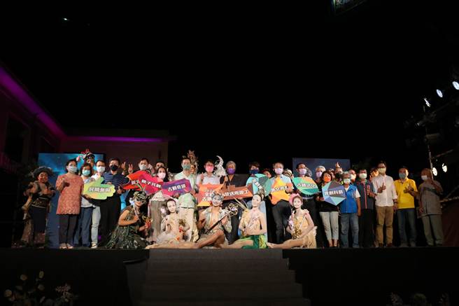 新北市全国古蹟日系列活动即起登场，市定古蹟台北放送局板桥放送所27、28日举行竣工典礼，揭开活动序幕，邀请当代传奇剧场演出《仲夏夜之梦》，新北市副市长陈纯敬、文化局长龚雅雯也为古蹟点灯。（蔡雯如摄）