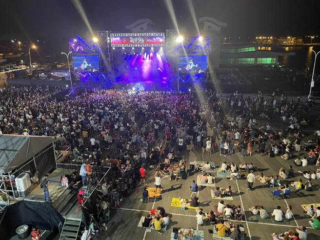迈入第11年的「「2022臺南夏日音乐节─将军吼」今明2天在将军渔港热闹开唱，首日吸引超过２万人次到场。（李俊淇摄）