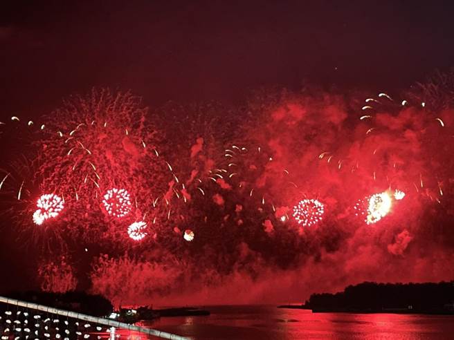 不少民眾专程过来拍烟火秀。（李俊淇摄）