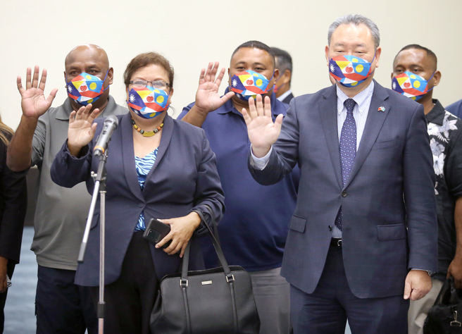 帛琉共和国副总统兼司法部长席妩杜（前排左）晚间率团抵台，外交部次长俞大㵢（前排右）代表接机。（范扬光摄）