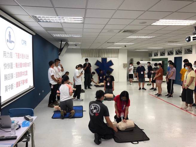 新北市政府消防局首创为青少年量身订做消防职人体验营，提供100名就读新北市之国中到大学生参加。(新北市消防局提供)