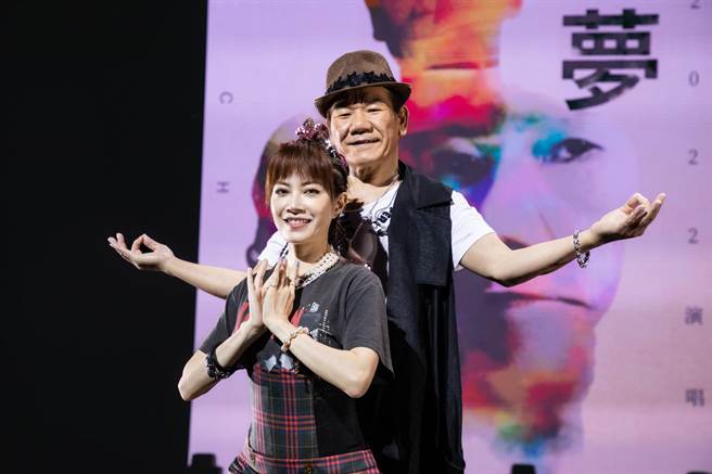 赵传 （后）今晚邀徐怀钰同台合作。（罗永铭摄）