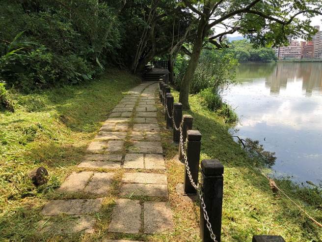 民进党新北市长参选人林佳龙今前往汐止金龙湖勘查，直指市府与水利会研商后仍成效不彰，他已与农委会商谈，改善整体环境。对此，新北市农业局反击林，过去不管，选举到了却积极要管，难道没选上又不想管了吗。（新北市农业局提供）