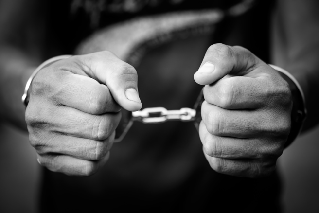 涉嫌在2001年抢劫银行运钞车，并枪杀一名银行职员的2名嫌犯今天落网。(示意图／shutterstock)