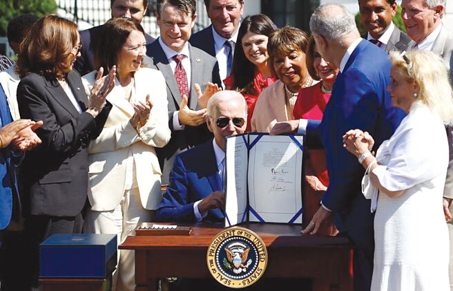 美國總統拜登甫於兩周前將晶片法案簽署為法律後，25日再簽署行政命令。圖為9號拜登於白宮簽署晶片法案。圖／路透