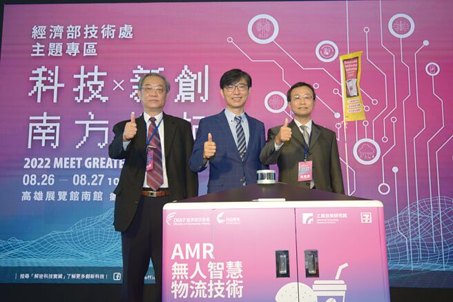 工研院南分院执行长曹芳海（左），在经济部技术处长邱求慧（中）的见证下，与统一超商协理吴辉振（右），签订AMR无人智慧物流技术MOU。图／工研院提供