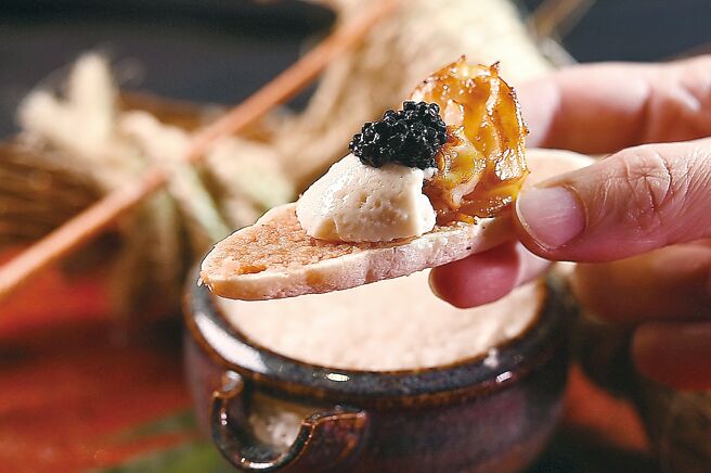 〈龙虾／稻草／米麴／鱼子酱〉是将龙虾以炭火烧烤后再以稻草烟熏，并搭配稻草烟熏牛奶慕丝和鱼子酱。图／姚舜