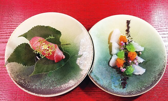 〈秋日和Akiko & Pierre〉所用餐具器皿，不少是请人专门设计，图为〈黑鲔鱼大腹／蟹肉／黑鲔鱼赤身／海胆／盐辛〉（左）、〈石斑／紫苏／盐昆布〉。图／姚舜