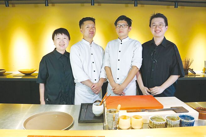 〈秋日和Akiko & Pierre〉高檔日料餐厅董事长刘丽秋（左起）与「现代怀石」的双主厨福崎佑成（FUKUZAKI HIRONARI）、武田博司（TAKEDA HIROSHI）及总经理叶子瑜。图／姚舜