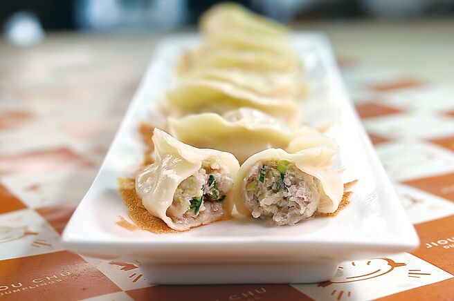 〈流心脆皮煎饺〉内馅比照小笼汤包作法放了「皮冻」，标榜入口会喷汁。图／姚舜