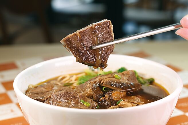〈酱烧牛肉麵〉除了有二块带骨牛小排，还有滷煮入味、富含胶质的牛颊肉。图／姚舜