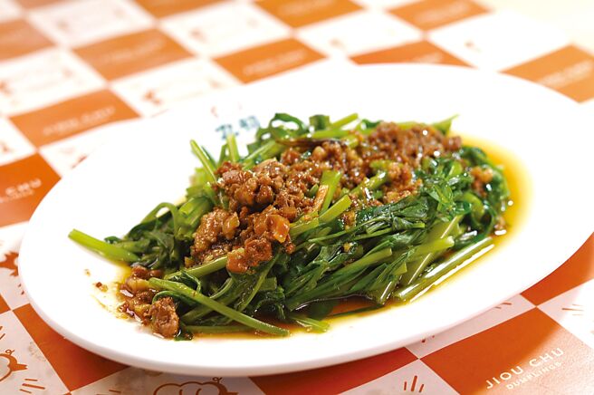 每天供应两款汆烫时蔬，图为用肉燥提味的烫青菜。图／姚舜