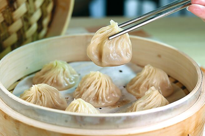 〈鲜肉小笼汤包〉每笼七颗、90元。图／姚舜