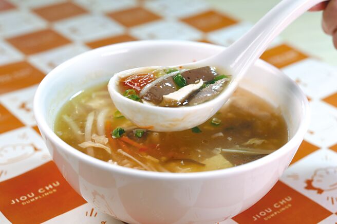 〈酸辣汤〉用料丰富，有香菇、鸭血、笋丝、豆腐、木耳、红萝卜、金针菇，并有葱花和柴鱼片提味。图／姚舜