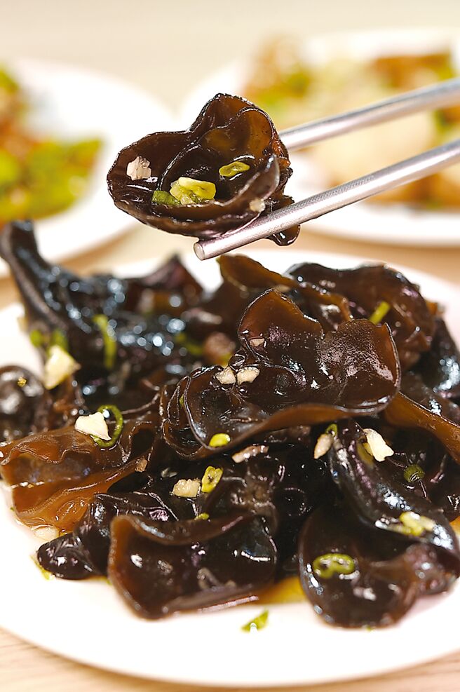 〈凉拌云耳〉口感爽脆，每份35元。图／姚舜