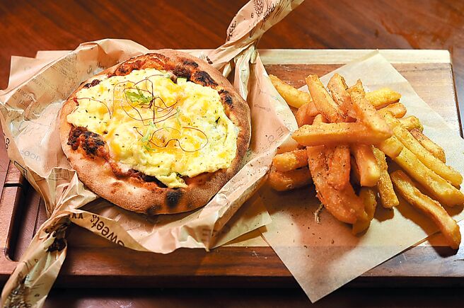早午餐供应不同风味的〈一个人的PIZZA〉，图为「青酱野菇太阳蛋」风味小披萨。图／姚舜