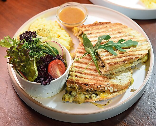 早午餐的〈罗勒野菇帕里尼〉，附炒蛋与蔬菜沙拉，每份198元。图／姚舜