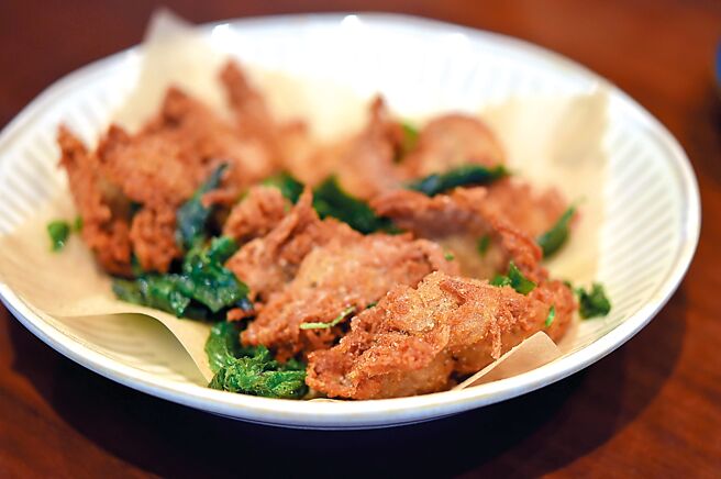 〈香香鸡〉与九层塔一起炸制而成。图／姚舜