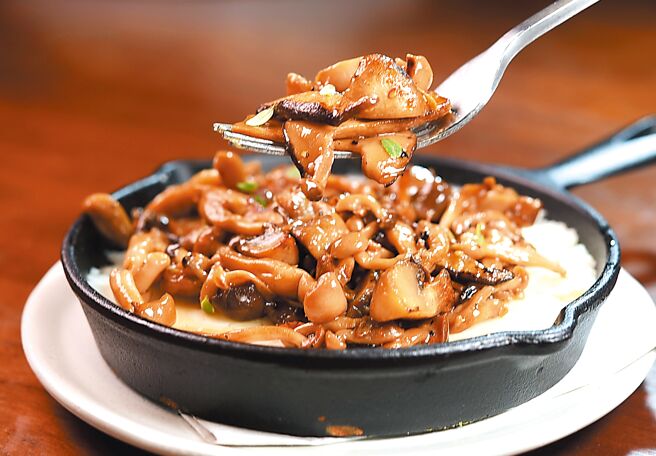 〈铁锅洋芋炒菇〉是早午餐菜单上可单点的铁锅小食。图／姚舜