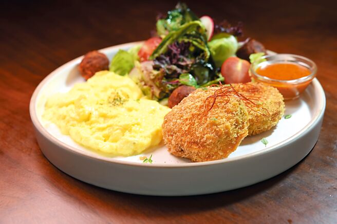 〈炸饭糰〉是义大利西西里传统美食，搭配炒蛋和沙拉每份238元。图／姚舜