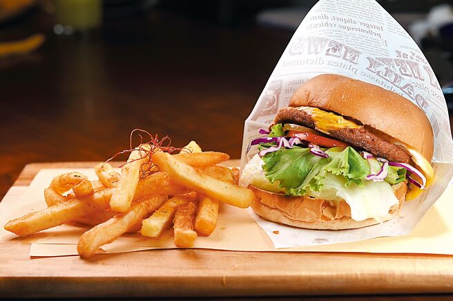 素食版〈烟熏牛肉堡〉的肉排是用自制植物肉排制作，搭配美生菜、番茄、紫高丽与起司，口感富层次。图／姚舜