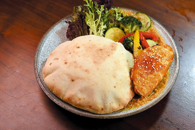 〈中东豆泥烤鸡披跶〉是用球形Pita饼搭配鹰嘴豆泥以及素的鸡胸肉，是很经典的中东素食。图／姚舜
