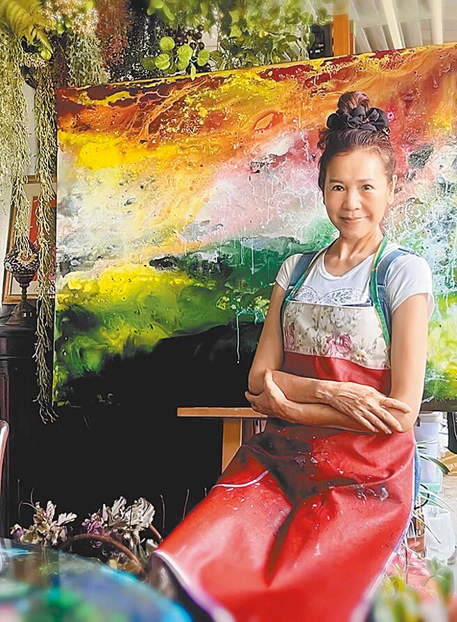 藝術家陳玉庭與其正創作中的作品「香格里拉」。圖／本人提供