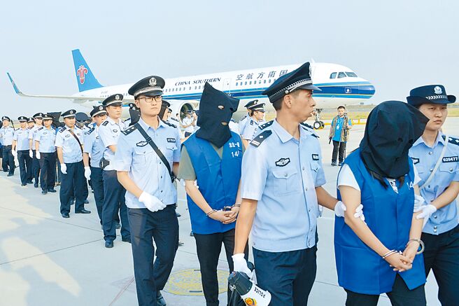 图为2019年中国从柬埔寨押回116名电信诈骗嫌疑人。（中新社）