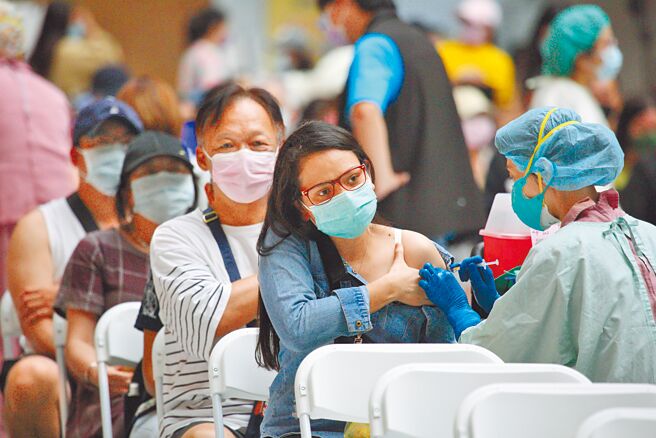 国民党立法院党团昨抨击疫苗採购资讯黑箱，调阅合约更有期间限定，质疑公开透明只做半套。图为民眾排队施打疫苗。（本报资料照片）