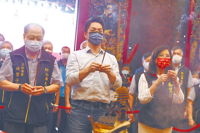 近日指揮中心還屢屢幫前長官澄清，儼然成為陳時中競選辦公室，國民黨台北市長參選人蔣萬安（中）批根本黨國不分。圖為蔣萬安26日參加松山奉天宮慶讚中元普渡法會。（杜宜諳攝）