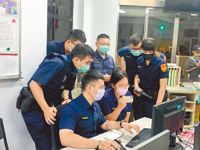 民权派出所长郭若萱案发后首次PO文掉念两警，并上传两警生前工作照，电脑前左边坐者为曹瑞杰、后排中间未低头者为凃明诚。（摘自郭若萱脸书／程炳璋台南传真）