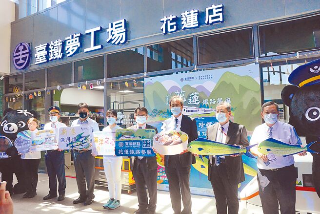 台铁推出新口味鬼头刀便当，在花莲火车站独卖。（王志伟摄）