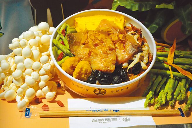 台铁鬼头刀便当，採用获「海洋之心」认证捕捞的渔获，搭配在地金针、芦笋等配菜。（王志伟摄）