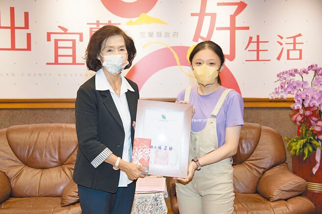 宜兰县长林姿妙26日表扬宜兰县孝行楷模，罗东国中学生陈谊臻（右）在逆境中求上进，还获得全国孝行奖殊荣。（宜兰县政府提供／李忠一宜兰传真）