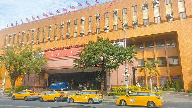 台北地检署（见图）侦办「特权疫苗」案，认定禾馨医疗集团营运长林思宏，涉嫌协助立委高嘉瑜前男友林秉枢安插的亲友团偷打疫苗，昨依偽造文书罪起诉林思宏。（本报资料照片）