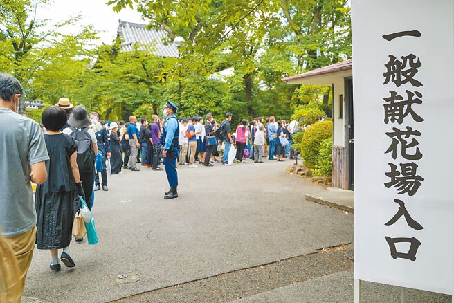 图为7月12日，在日本东京，市民排队等待悼念日本前首相安倍晋三。（新华社）