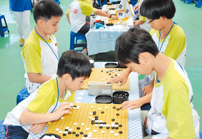 韩国出生率低，2021年数据显示总和出生率已跌至0.81。图为韩国孩童参加围棋比赛。（新华社）