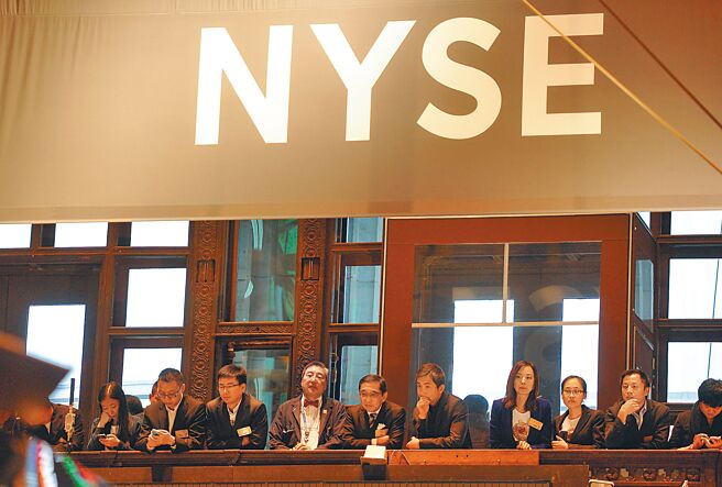 大陆证券监管委员会、财政部于26日与美国上市公司会计监督委员会签署审计监管合作协定。该协定可望让大批大陆企业免于自美下市。（新华社）