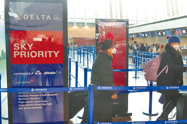 美国运输部25日宣布，9月将暂停由4家中国航空公司执飞、共26个从美国飞往中国的航班，以反击中国的熔断政策；中国驻美国使馆随即批评，美方作法极不负责任。图为旅客在上海浦东国际机场T1航站楼排队办理登机手续。（中新社）