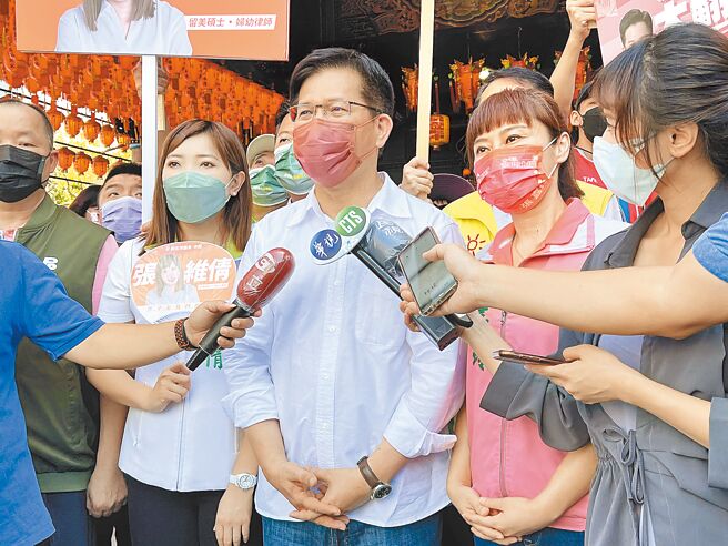 民进党新北市长参选人林佳龙26日早上前往中和碧河宫参拜，受访时针对新北市长侯友宜的河川整治成绩开炮，却不慎口误，将芦洲鸭母港沟讲成位在板桥区。（李奇叡摄）