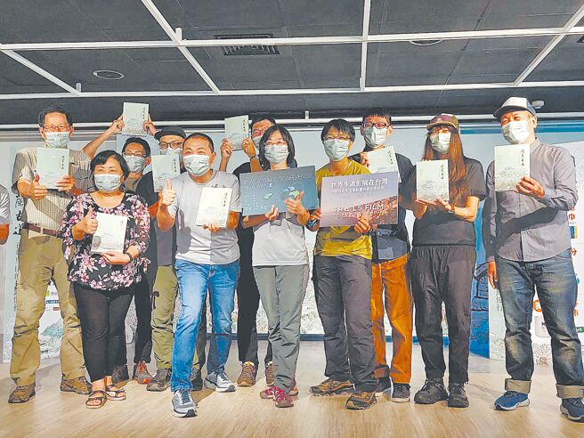 新北市观旅局发表淡兰古道全新步道旅游书，新北市长侯友宜（前排左二）盼新书卖得比政治人物的书好。（陈慰慈摄）