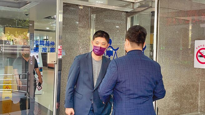 新北地院昨日開庭審理林秉樞案，檢方具體求刑3年徒刑，林秉樞離開法院時未回應任何問題。（蔡雯如攝）