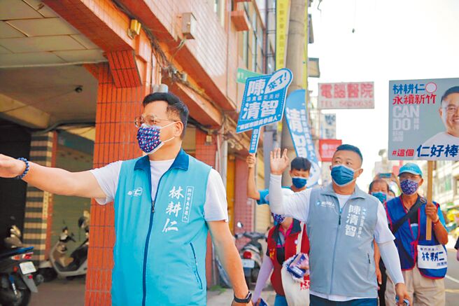 国民党新竹市长参选人林耕仁26日到竹市东区建华里，深入基层扫街拜票。（林耕仁团队提供／王惠慧新竹传真）