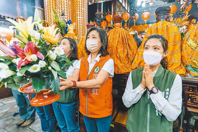 民进党新竹市长参选人沈慧虹（中）26日出席东寧宫地藏王菩萨圣诞祝贺并上香祈福。（沈慧虹团队提供／王惠慧新竹传真）