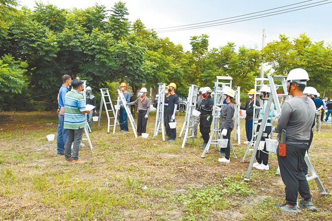 彰化是國內苗木培育重要產地，日前彰化縣政府在縣內首次舉辦「彰化縣政府景觀樹木修剪技術認證」課程培訓，吸引170人參加。（縣府提供／吳建輝彰化傳真）