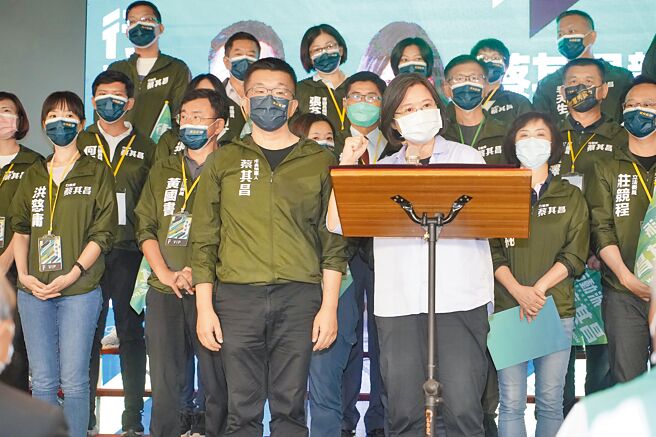 蔡英文總統（前右起）26日晚間到民進黨台中市長參選人蔡其昌競選總部，為蔡競選幹部授證。（林欣儀攝）