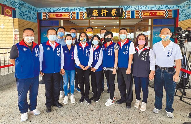 台南市议会国民党团前往2名殉职警员的灵堂吊唁。（洪荣志摄）