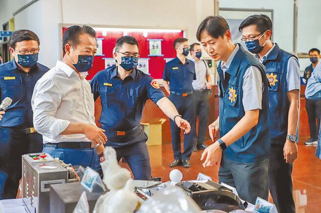 嘉义县长翁章梁（左二）慰勉警察破获毒窟的辛劳。（廖素慧摄）